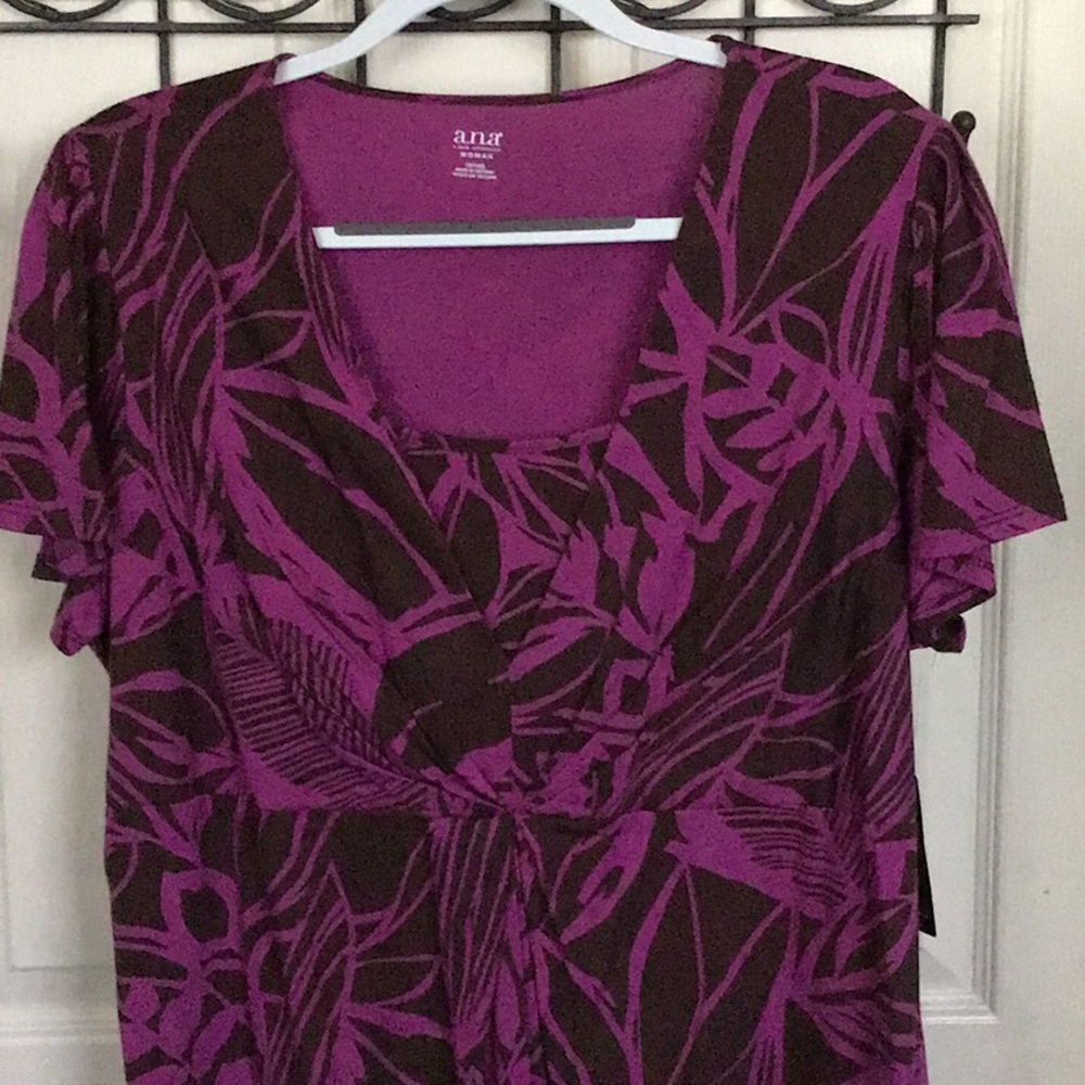 Plant motif Ana shirt in purple. V neck with inset. New with tag.Rich color.